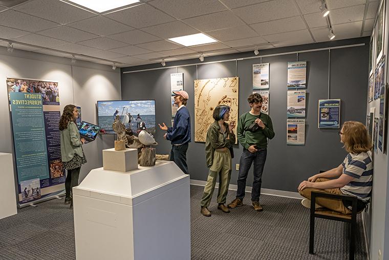 学生与工作在切萨皮克学期展览在缪斯谈话:社区博物馆空间作为安装完成.