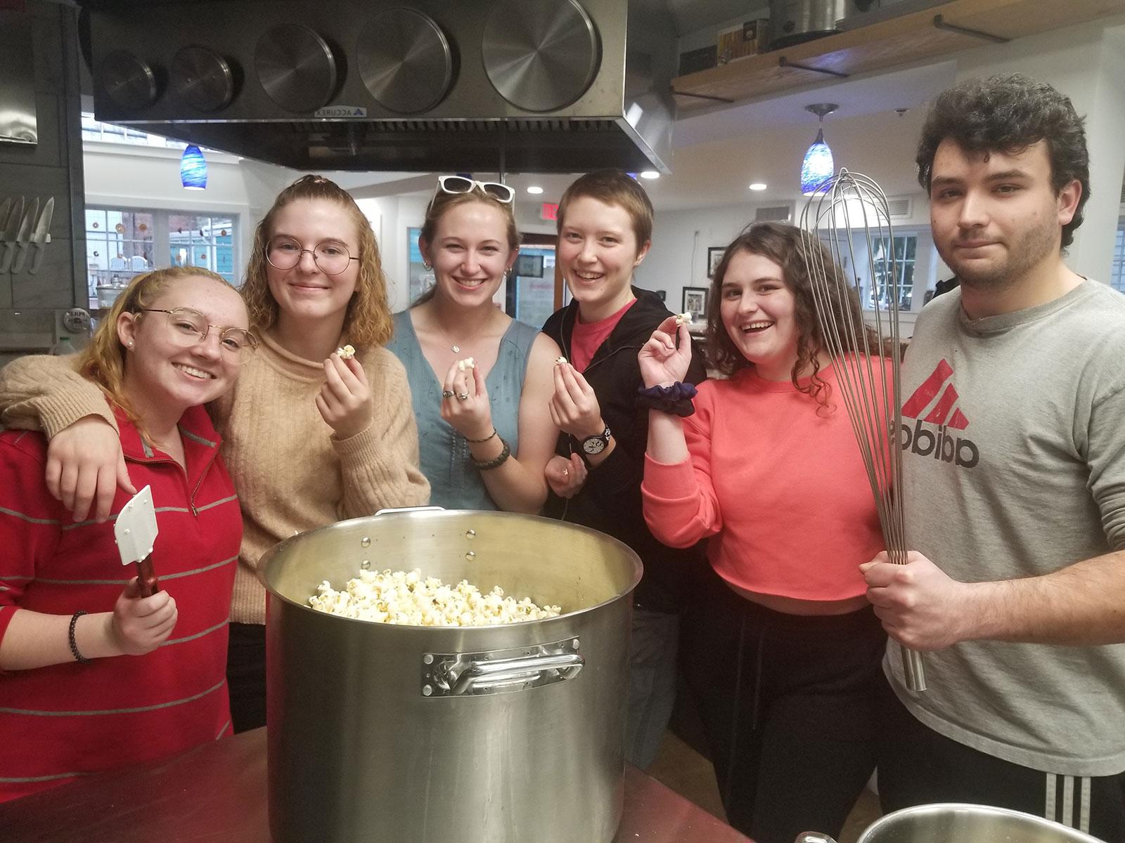 的 Compost Team prepares a batch of popcorn with healthy fats for an educational movie night at the Food Lab.
